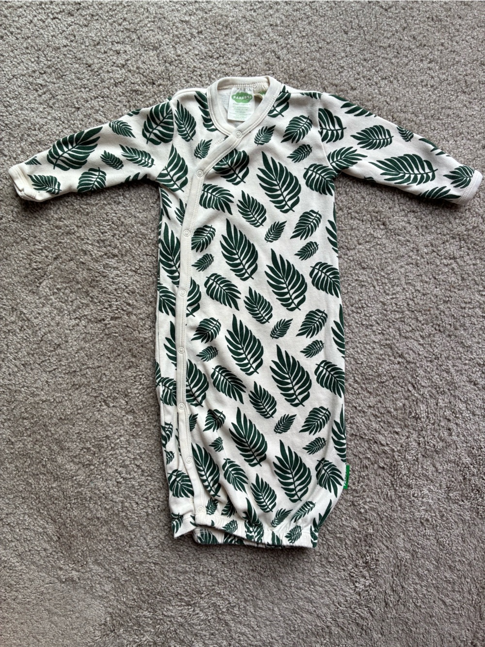 🇨🇦 Parade Leaf-Print White and Dark Green Sleep Gown